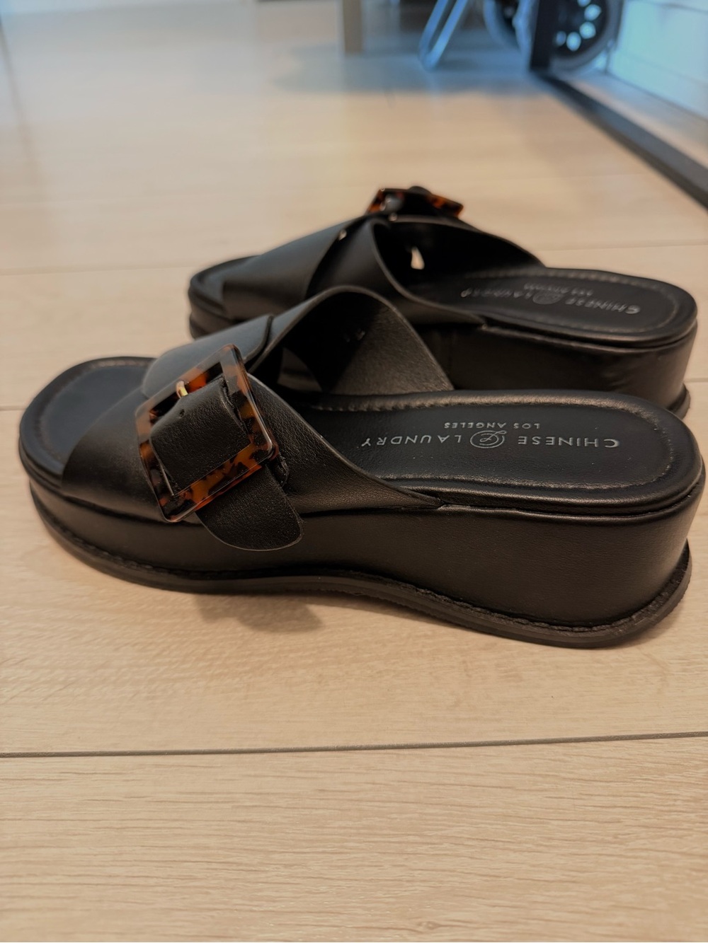 Chinese Laundry Black Platform Slide Sandals w Tortoise Buckle Accent. GUC. 7.5